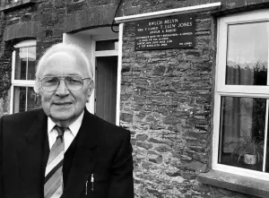 Children's author, T Llew Jones, unveils a plaque in memory of himself Children's author, T Llew Jones, unveils a plaque in memory of himself