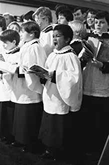 Images Dated 28th November 1985: Choristers performing at the switch on of Readings Christmas lights at the Broad