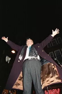 Images Dated 21st November 1991: Christopher Biggins Christmas light switch on at Broad Street Mall, Reading
