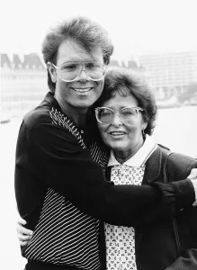 Cliff Richard Actor Singer With His Mother - August 1987 Dbase Msi Cliff Richard Actor Singer With His Mother - August 1987 Dbase Msi