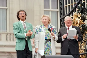 Mirror/1100to1199 01198/cliff richard dame vera lynn harry secombe Mirror/1100to1199 01198/cliff richard dame vera lynn harry secombe