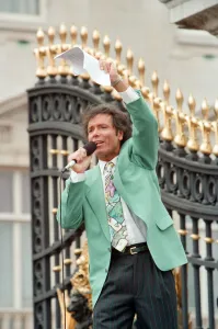 Mirror/1100to1199 01198/cliff richard singing crowds gathered buckingham Mirror/1100to1199 01198/cliff richard singing crowds gathered buckingham