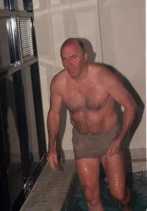 Clive James TV presenter in swimming pool February 1990 A©mirrorpix Clive James TV presenter in swimming pool February 1990 A©mirrorpix