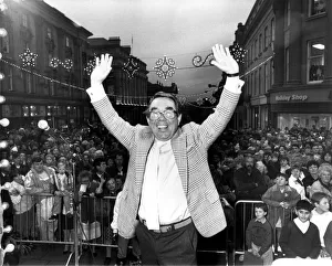 Comedian Ronnie Corbett turns on Newcastle's Christmas lights Comedian Ronnie Corbett turns on Newcastle's Christmas lights