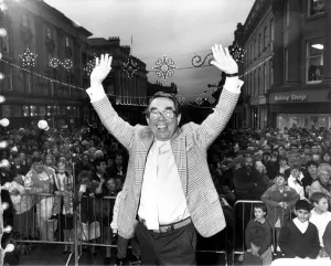 Comedian Ronnie Corbett turns on Newcastle's Christmas lights Comedian Ronnie Corbett turns on Newcastle's Christmas lights
