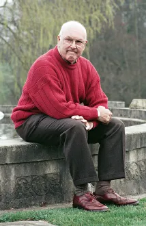 Mirror/1200to1299 01251/commentator murray walker home 16th april 1996 Mirror/1200to1299 01251/commentator murray walker home 16th april 1996