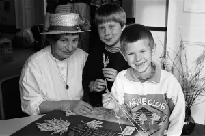 Corn-dolly maker Mrs Marie Jolliff shows Alex Krzesinski (centre Corn-dolly maker Mrs Marie Jolliff shows Alex Krzesinski (centre