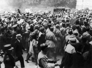 Crowds in the grounds of the Palace of Versailles shortly after the signing of the peace Crowds in the grounds of the Palace of Versailles shortly after the signing of the peace