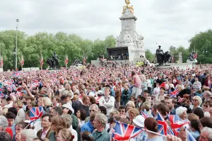 Crowds outside Buckingham Palace, to celebrate the 50th anniversary of VE Day Crowds outside Buckingham Palace, to celebrate the 50th anniversary of VE Day