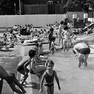 Crowds of sunbathers at the Twickenham outdoor swimming pool. 7th June 1975 Crowds of sunbathers at the Twickenham outdoor swimming pool. 7th June 1975