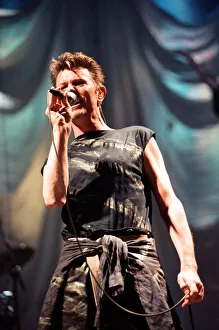 Mirror/0900to0999 00902/david bowie performing nec birmingham Mirror/0900to0999 00902/david bowie performing nec birmingham