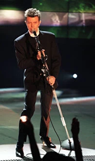 Images Dated 21st February 1996: David Bowie in stilettos at the Brit awards - 21 / 02 / 1996