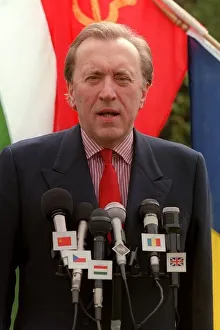 David Frost TV Presenter Launches new programme 1990 BSBs Satellite Express linking David Frost TV Presenter Launches new programme 1990 BSBs Satellite Express linking