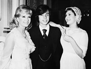 Debbie Reynolds with children Todd Fisher and Carrie Fisher - July 1974 Debbie Reynolds with children Todd Fisher and Carrie Fisher - July 1974