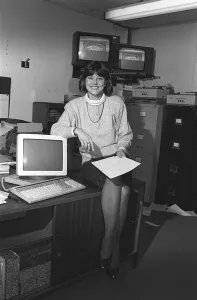 DEBBIE THROWER - TV PRESENTER SITTING ON A DESK WITH COMPUTER AND TV SCREENS - 05/01/1988 DEBBIE THROWER - TV PRESENTER SITTING ON A DESK WITH COMPUTER AND TV SCREENS - 05/01/1988