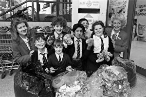 Images Dated 31st January 1990: Deighton High School pupils are pictured presenting 1, 000 aluminium cans to Diane Lodge