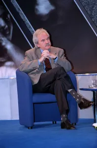 Des Lynam TV Presenter January 1999 Sports presenter at The Playhouse in London Des Lynam TV Presenter January 1999 Sports presenter at The Playhouse in London