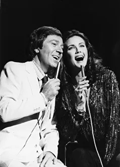 Des O Connor TV Presenter Comedian in singing duet with Lynda Carter on his BBC show Des O Connor TV Presenter Comedian in singing duet with Lynda Carter on his BBC show