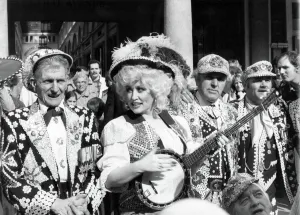 Dolly Parton seen here at Covent Garden to perform with Pearly Kings and Queens Dolly Parton seen here at Covent Garden to perform with Pearly Kings and Queens