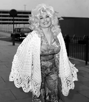 Dolly Parton seen here at London Airport 16th April 1976 *** Local Caption *** Watscan Dolly Parton seen here at London Airport 16th April 1976 *** Local Caption *** Watscan
