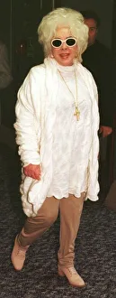 Elizabeth Taylor arrives at Heathrow Airport April 1999 from Los Angeles Elizabeth Taylor arrives at Heathrow Airport April 1999 from Los Angeles