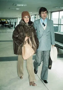 Elizabeth Taylor with Henry Wynberg at London airport November 1973 Elizabeth Taylor with Henry Wynberg at London airport November 1973