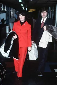 Elizabeth taylor with Henry Wynberg at London airport 1975 Elizabeth taylor with Henry Wynberg at London airport 1975