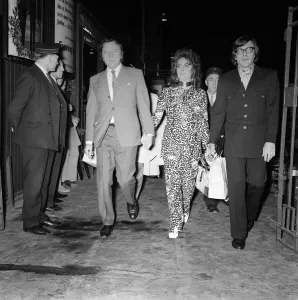 Elizabeth Taylor and Richard Burton Oct 1970 arrive at Brighon Station Elizabeth Taylor and Richard Burton Oct 1970 arrive at Brighon Station