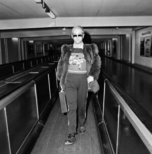 Images Dated 7th February 1976: Elton John, flies off to Toronto, Canada from Heathrow Airport, London