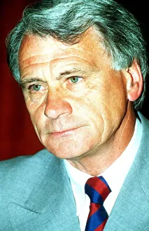 Mirror/0200to0299 00239/england manger bobby robson announces resignation Mirror/0200to0299 00239/england manger bobby robson announces resignation