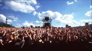Mirror/1500to1599 01509/fans oasis concert knebworth 10 08 1996 Mirror/1500to1599 01509/fans oasis concert knebworth 10 08 1996