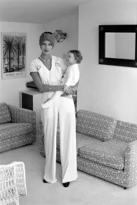 Fashion: Model Kate Howard and daughter Lucy. February 1975 75-00972-005 Fashion: Model Kate Howard and daughter Lucy. February 1975 75-00972-005