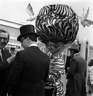 Images Dated 19th June 1970: Fashion at Royal Ascot - June 1970 Ladies Day - A woman shows off her style of