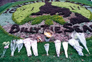 Flowers placed alongside Cardiff Castle in memory of Princess Diana. Circa September 1997 Flowers placed alongside Cardiff Castle in memory of Princess Diana. Circa September 1997