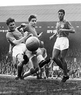 Footballer Dave Hickson in action against Portsmouth. Circa 1960 Footballer Dave Hickson in action against Portsmouth. Circa 1960