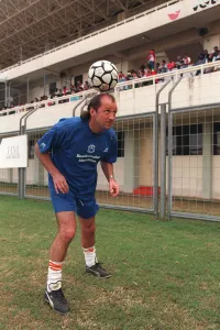 FRANK WORTHINGTON - EX FOOTBALLER DEMONSTRATING HIS SKILL 20/05/1996 BY BARDEN FRANK WORTHINGTON - EX FOOTBALLER DEMONSTRATING HIS SKILL 20/05/1996 BY BARDEN