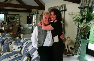 Freddie Starr Comedian/Actor June 98 At home with his wife Donna A©Mirrorpix Freddie Starr Comedian/Actor June 98 At home with his wife Donna A©Mirrorpix