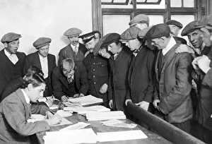 Friends joining up at the beginning of the First World War Friends joining up at the beginning of the First World War