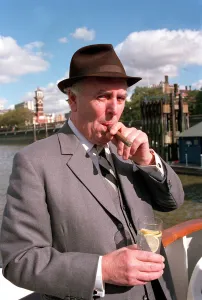 GEORGE COLE ON THE RIVER THAMES - OCTOBER 1990 GEORGE COLE ON THE RIVER THAMES - OCTOBER 1990
