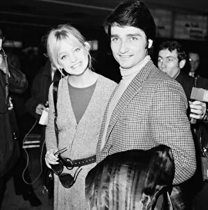 Images Dated 29th January 1970: Goldie Hawn, American actress with husband Gus Trikonis, at London Heathrow Airport