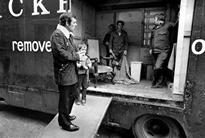 Golfer Tony Jacklin. Moving house. February 1975 75-01017 Golfer Tony Jacklin. Moving house. February 1975 75-01017