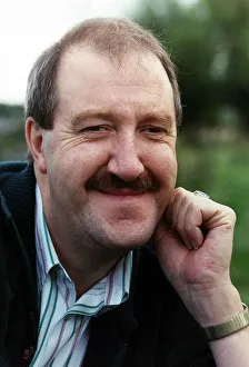 Gorden Kaye Actor from BBC Comedy series 'Allo Allo'. September 1989 Gorden Kaye Actor from BBC Comedy series 'Allo Allo'. September 1989