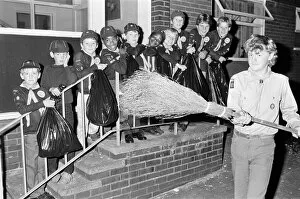 Images Dated 1st October 1986: These green-fingered Newsome Cubs, pictured with Venture Scout Daniel Pedder