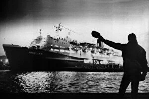 Images Dated 2nd February 1983: Hats off as the Norland arrives home. Norland was built in 1974 by AG