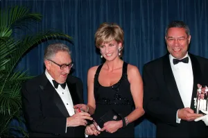 HENRY KISSINGER, PRINCESS DIANA AND COLIN POWELL AT AN AWARDS CEREMONY IN NEW YORK WHERE HENRY KISSINGER, PRINCESS DIANA AND COLIN POWELL AT AN AWARDS CEREMONY IN NEW YORK WHERE