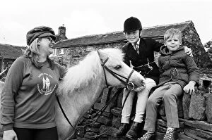 Images Dated 15th June 1985: Hermione Warrilow (c) introduces her pony, Carina to disabled rider Paul Bolton at a