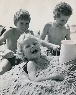 Images Dated 20th April 1971: Hot Weather in Hampshire April 1971 The Hook children are on holiday in Bournmouth