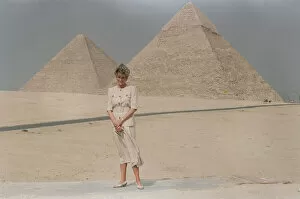 Images Dated 15th May 1992: HRH The Princess of Wales, Princess Diana, in Egypt. Picture at the Pyramids in
