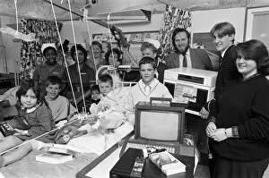 Images Dated 25th January 1989: Huddersfield Polytechnic catering students present items to the Children