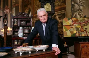 Hugh scully TV Presenter October 98 Presenter of The Antiques Roadshow on BBC1 Hugh scully TV Presenter October 98 Presenter of The Antiques Roadshow on BBC1